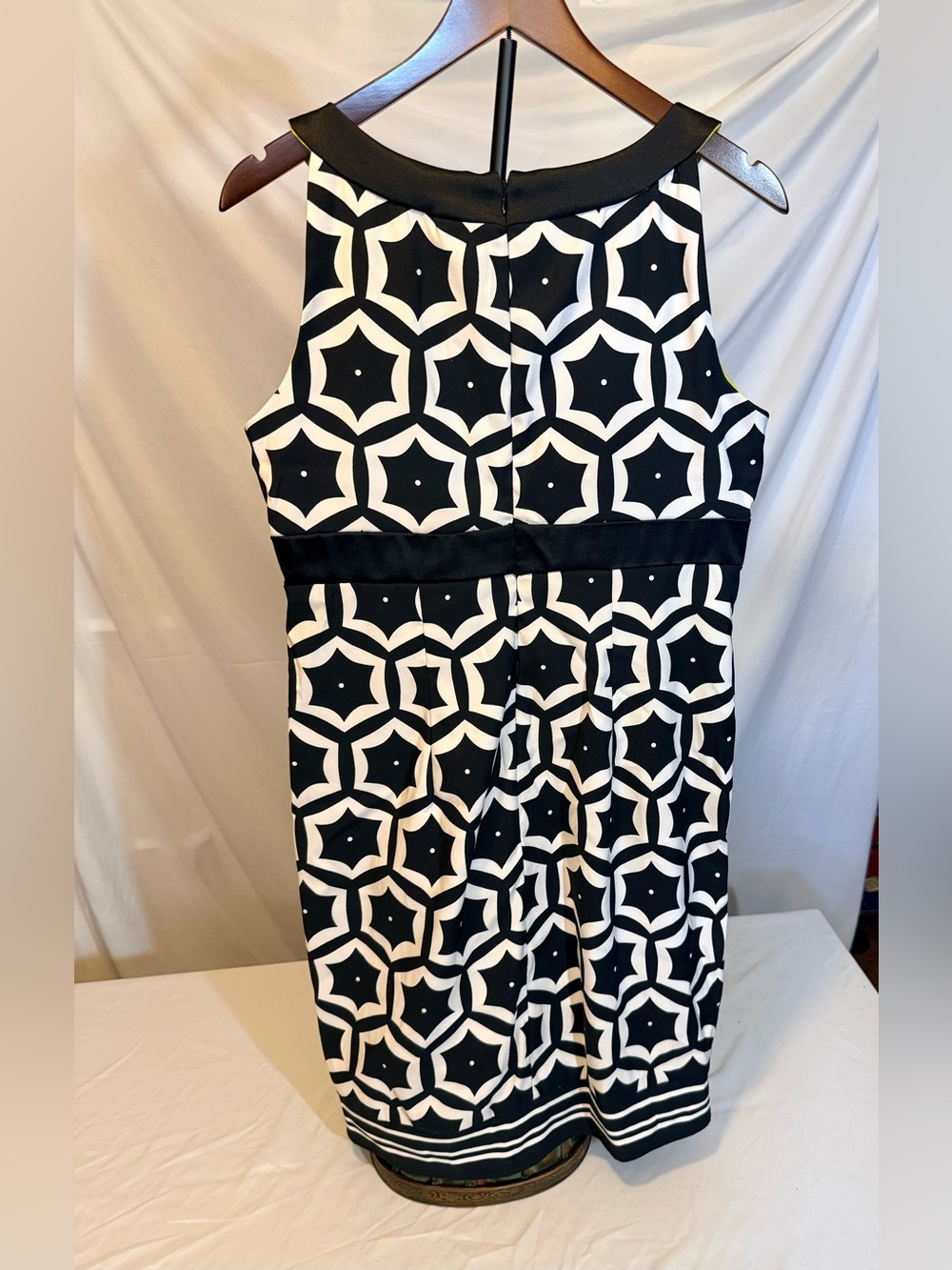 London Times Black & White Geometric Sleeveless Dress with Yellow Accents (GG33) - Picture 2 of 16